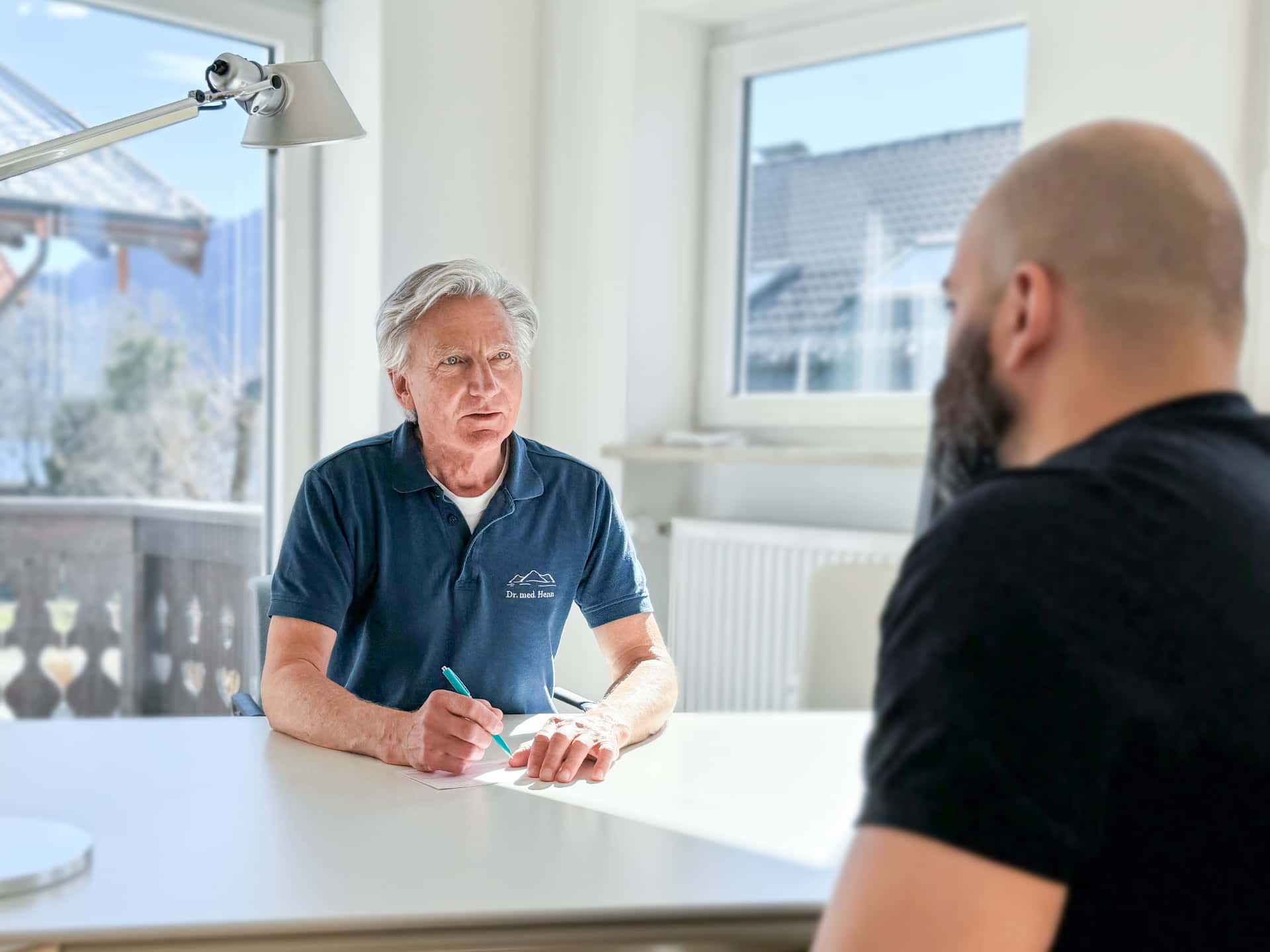 Arzt im Gespräch mit Patient - Persönliche Beratung in der Praxis Tegernsee