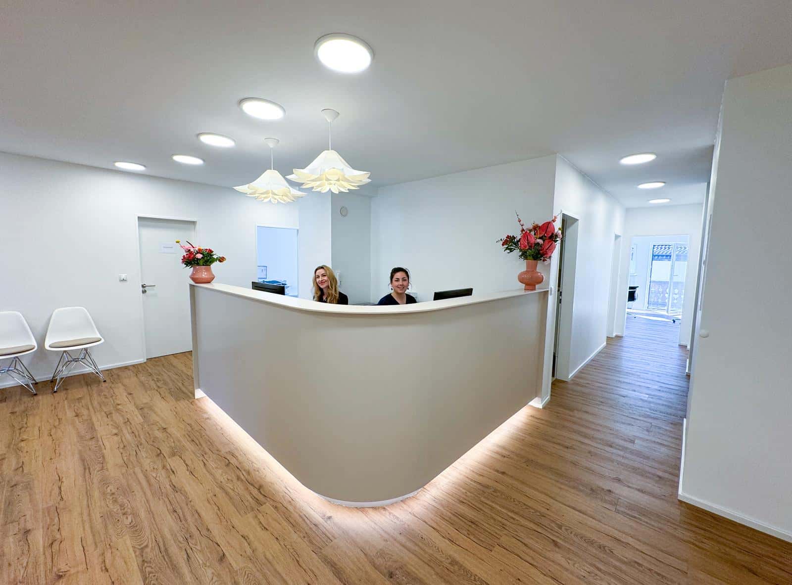 Moderne Empfangsbereich der Praxis Tegernsee